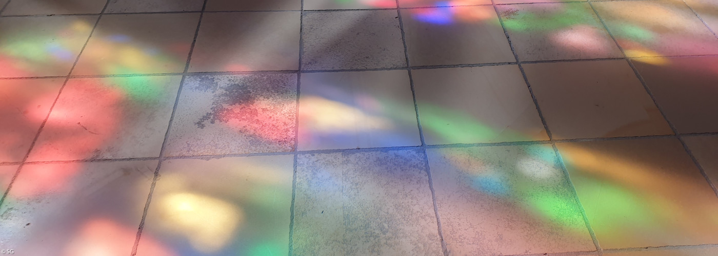 Reflexionen durch ein buntes Kirchenfenster