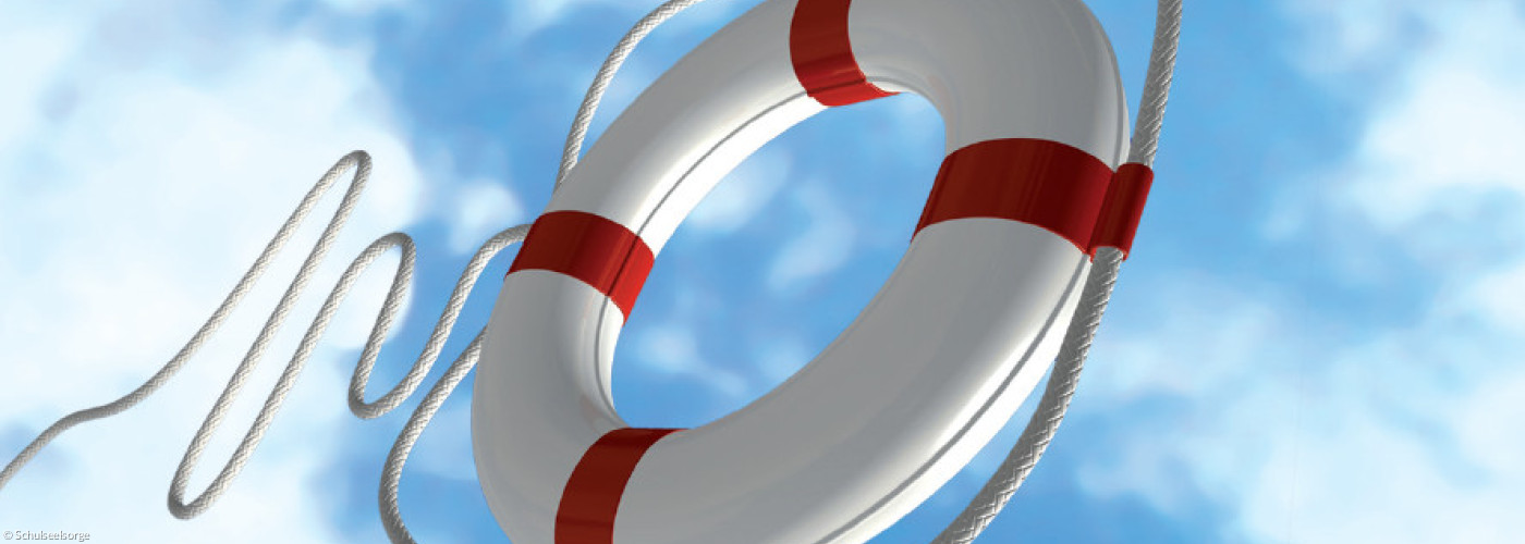 Ein Rettungsring fliegt durch die Luft; ©: Schulseelsorge Ein Rettungsring fliegt durch die Luft