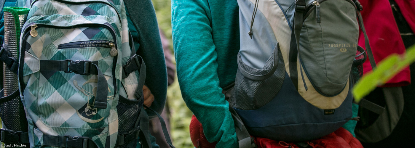 Drei Personen mit Wanderrucksäcken auf dem Rücken; ©: Sandra Hirschke Drei Personen mit Wanderrucksäcken auf dem Rücken