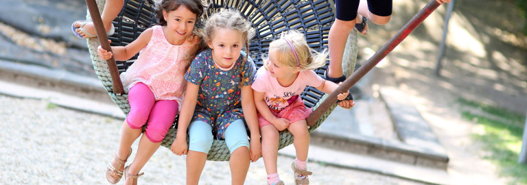 Schaukelnde Kinder