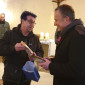 Pfarrer Stefan Nagel &uuml;berreicht dem Landesbischof einige Geschenke