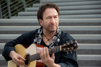 Clemens Bittlinger mit Gitarre