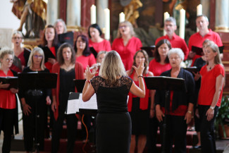 Chorsängerinnen vor dem Altar in einer Kirche
