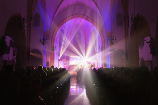 Kirchenraum mit farbiger Beleuchtung