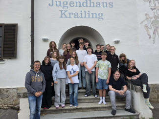 Gruppenfoto der EJ Cham vor dem Jugendhaus Krailing