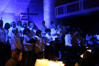 Chor in der blau beleuchteten Kirche bei der Nacht der Klänge