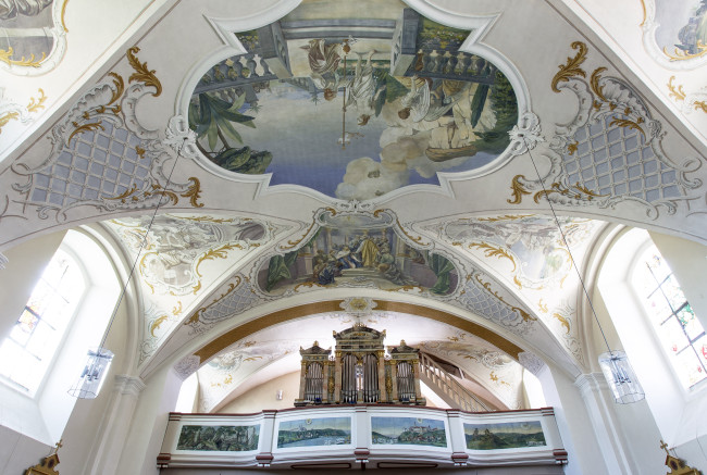 Blick ins Gewölbe mit kunstvollen Deckengemälden